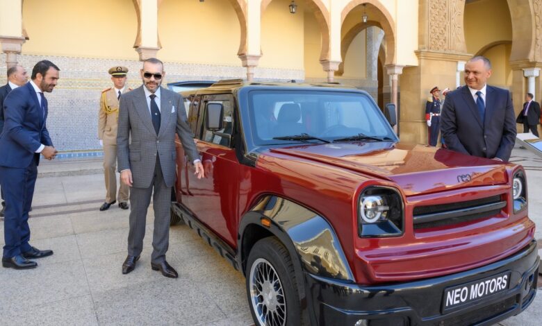 صاحب الجلالة يقدم نموذج أول سيارة مغربية